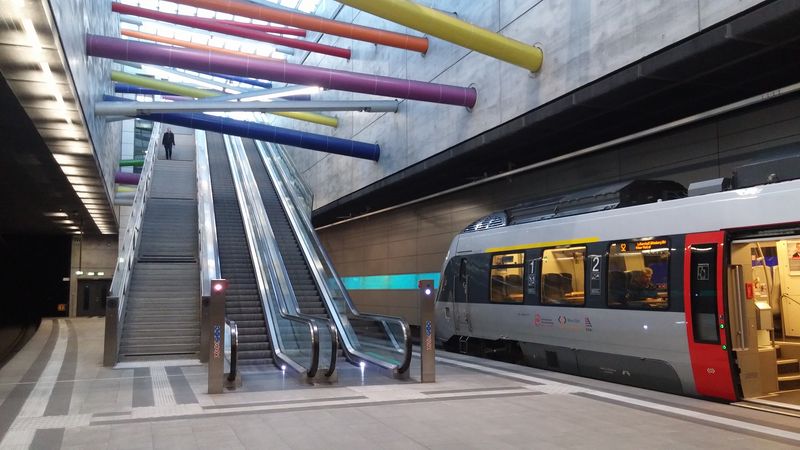 Stanice Bayerischer Bahnhof je nejjižnìjší podzemní stanicí spoleèného tunelu pod centrem Lipska a barevné ostìní se pøi pøíjezdu soupravy pùsobivì rozpohybuje. Nad podzemní stanicí leží zbytky pùvodního koncového Bavorského nádraží.