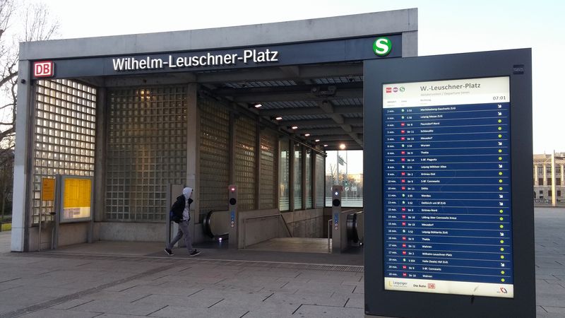 Podobnì jako zevnitø, vypadá stanice Wilhelm-Leuschner-Platz i zvenku. Nechybí ani infotabule s aktuálními odjezdy spojù. Na této frekventované stanici lze pøestoupit i na velkou èást tramvajových linek.