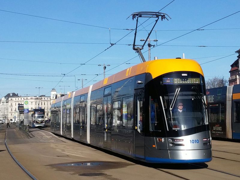 Nejnovìjší krasavicí v øadách tramvajového parku LVB je tato polská tramvaj Solaris. Potkáte ji hlavnì na linkách 4 a 10 a v provozu je už 10 kusù. Celkový kontrakt by mìl obsáhnout až 41 vozidel. První svezlo cestující v èervnu 2017.