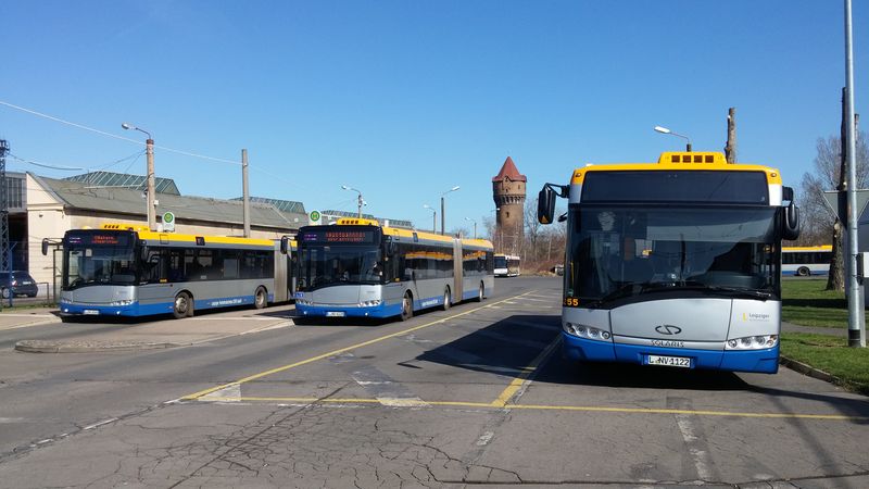 V Lipsku nejbìžnìjší typ autobusu – cca 50 kloubových a 50 standardních Solarisù tvoøí soudobý standard zdejší MHD. Zde na koneèné u vozovny Paunsdorf, kde konèí èást spojù páteøní linky 90.
