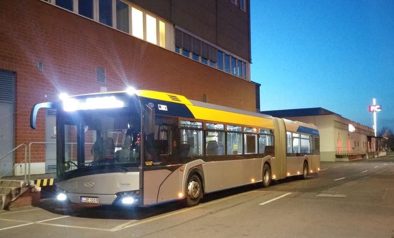 Nová generace autobusù Solaris je už zastoupena 14 vozy i v Lipsku. Kupodivu je však zdejší dopravce koupil bez celovozové klimatizace. Stále èastìji potkáte kloubové autobusy díky dodávce nových vozidel i na dalších linkách vèetnì severní páteøní tangenty è. 90.