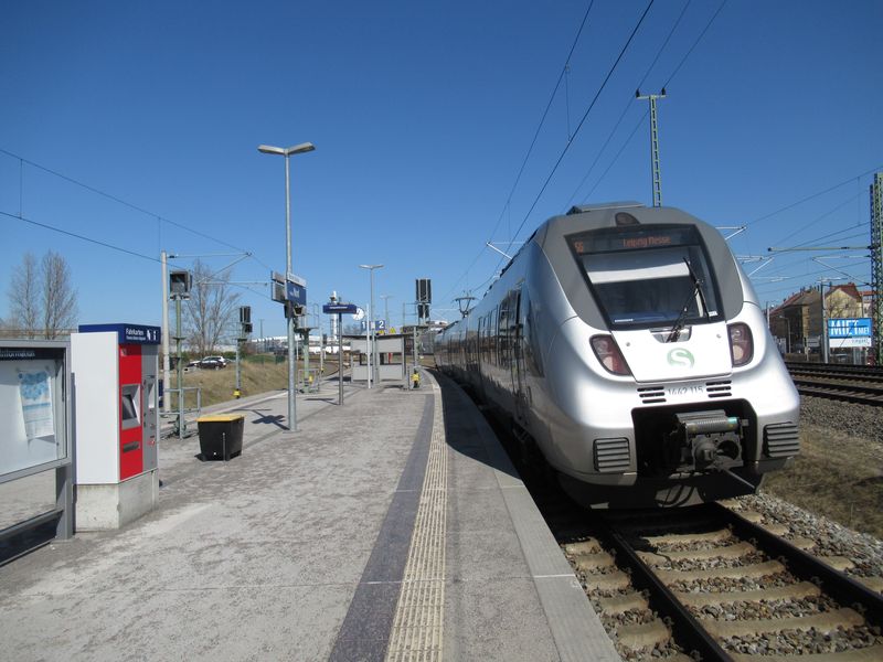 Severnì od hlavního nádraží najdete zastávku Messe, kde zastavuje vìtšina linek zdejšího S-Bahnu. S novým tunelem se kompletnì obnovil i vozový park, pùvodní dvoupatrové vozy tažené nebo tlaèené lokomotivou byly nahrazeny tìmito støíbrnými jednotkami Bombardier Talent 2.