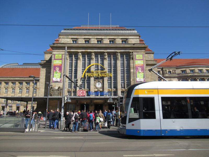 Typická nízkopodlažní tramvaj NGT8 pøed budovou hlavního nádraží. V krátkém intervalu se zde proplétá vìtšina tramvajových linek kromì žlutého svazku linek 2, 8 a 9, který je veden kolem centra od jihozápadu.