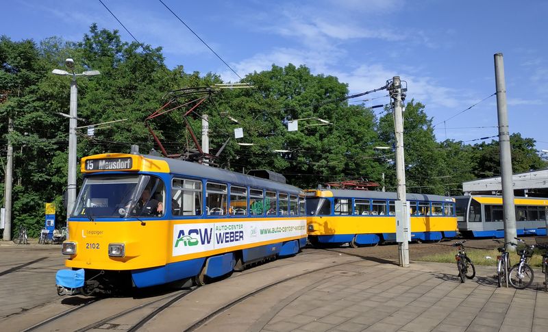 Trojice složená z tramvají T4D a vleèného vozu Bombardier vyjíždí z vozovny Lindenau západnì od centra v rámci výluky.
