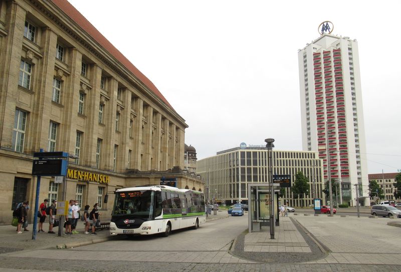 Pøímìstská linka soukromého dopravce vyjíždìjící od Hlavního nádraží v podání èásteènì nízkopodlažního autobusu SOR.