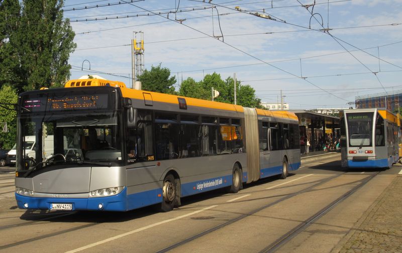 Mezi starší vozy lipského DP patøí také Solarisy 3. generace, ale i vozy Mercedes-Benz a MAN. Celkem firma LVB provozuje kolem 160 vozidel, zbytek jsou rùzné subdodávky soukromými dopravci.