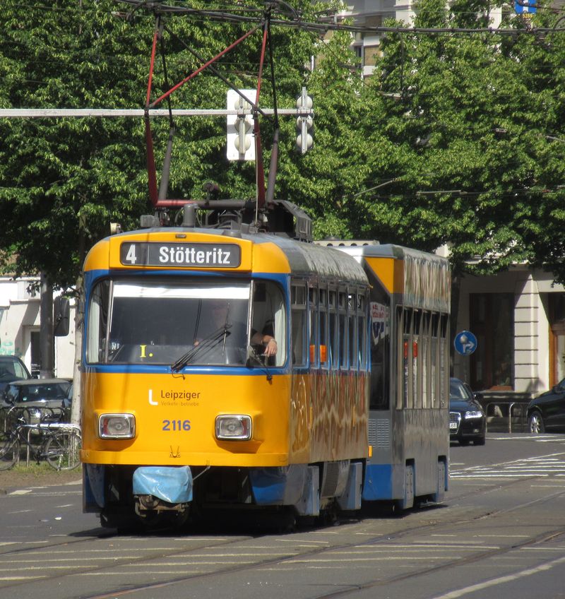 Na linku 4 jsou ve všední den nasazovány také staré vozy T4D s vleèným nízkopodlažním vozem. Všechny tramvajové vlaky tak již mají bezbariérový pøístup.