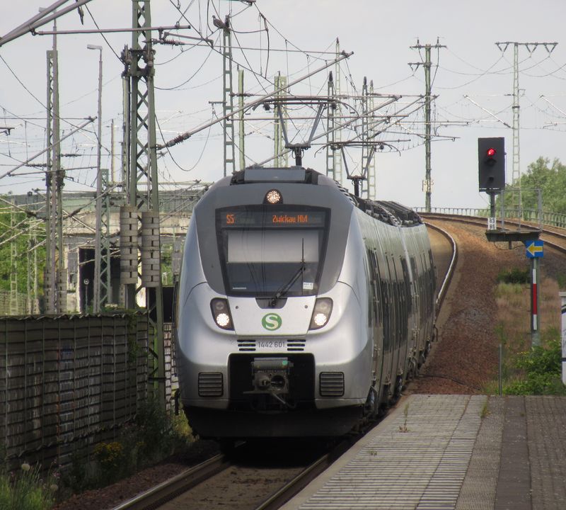 Moderní elektrický vlak lipského S-Bahnu vjíždí do stanice Messe, odkud dál pokraèuje do podzemního úseku pod centrem mìsta, kam se sjíždí 6 základních linek.