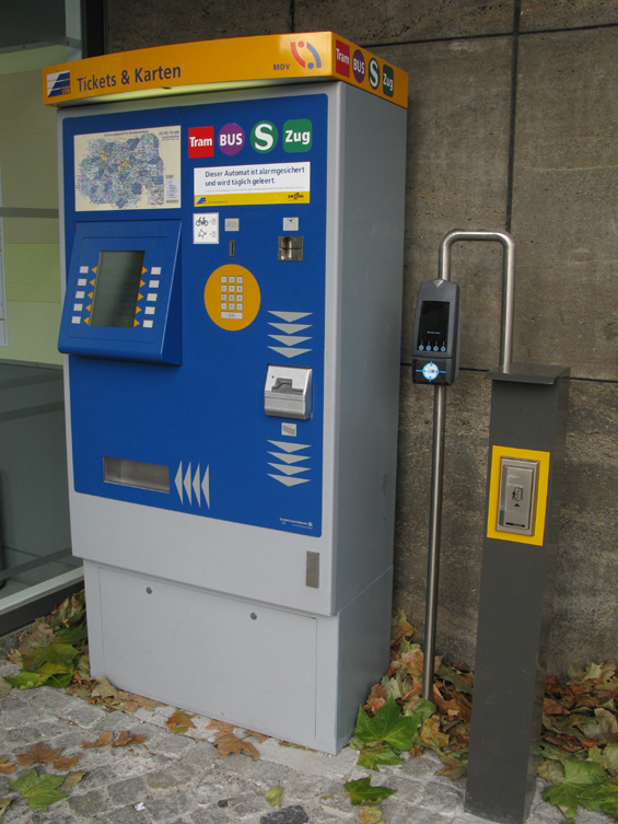 Automat na jízdenky a validátor elektronických jízdenek pøed novì otevøeným infocentrem na jižním okraji centra.