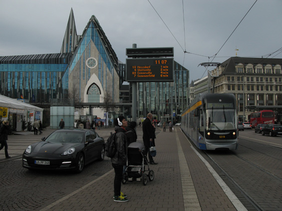 Druhý nejvýznamnìjší dopravní uzel Augustusplatz východnì od centra. Témìø dokonèena je nová budova zdejší univerzity, co vypadá jako kostel.