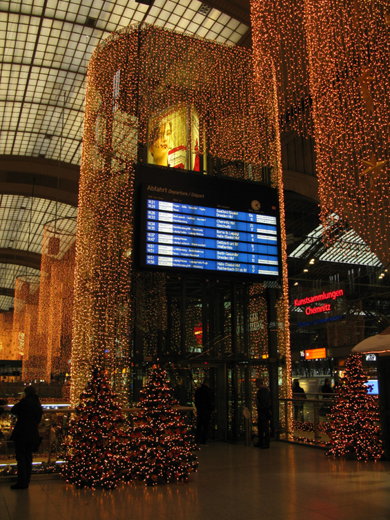 Pøedvánoèní atmosféra v plném proudu na hlavním nádraží v Lipsku - nejvìtším hlavovém nádraží v Evropì. V hlavní hale široké témìø 300 metrù vznikla dvoupatrová nákupní pasáž.