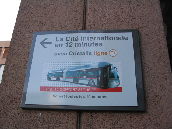 Navigaèní cedule na hlavním nádraží láká byznysmeny a manažery do pohodlného a rychlého trolejbusu míøícího do novì vybudovaného mezinárodního kongresového centra.