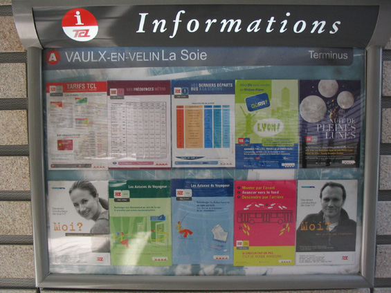 Nabitá informaèní vitrína v metru svìdèí o tom, že místní marketingové oddìlení rozhodnì nezahálí.