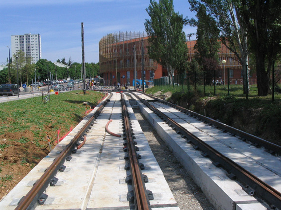 Tøi linky tramvaje Lyonu nestaèí, proto staví novou tra� do sídliš� na jihu mìsta, konkrétnì do ètvrti Minguettes. Linka se bude dle oèekávání jmenovat T4.
