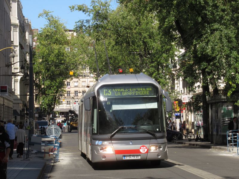 Jedna ze tøí základních trolejbusových linek, na kterých jezdí kloubové Cristalisy. Postupnì k nim pøibyla také linka C4 a další 4 linky se standardními vozy. Zatímco linky C1, C2 a C4 jsou vedeny severojižním smìrem, linka C3 vede od nádraží Saint-Paul ve starém Lyonu na východ.