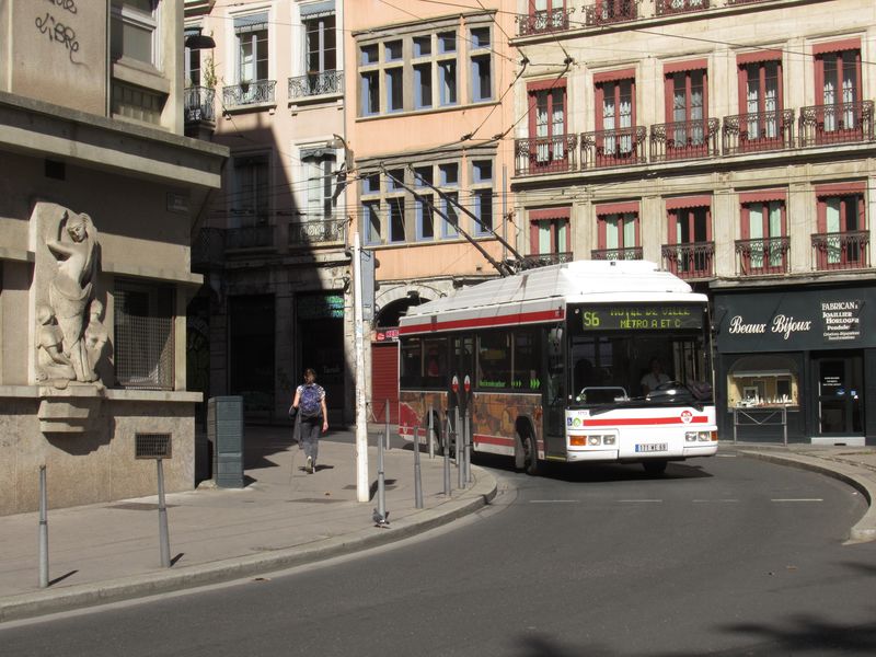 Pùvodní krátká kopcovitá trolejbusová linka 6 byla pøeznaèena na S6 a jezdí ve svazích starého Lyonu okolo další zajímavosti – linky metra C, která je vlastnì spíš zubaèkou než metrem. Stále jsou zde k vidìní miditrolejbusy MAN/Hess z roku 1999.
