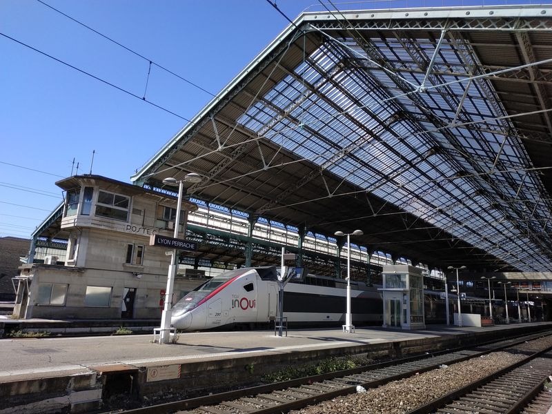 Historické zastøešení nástupiš� vlakového nádraží Perrache, kam zajíždí i nìkteré rychlovlaky TGV. Toto nádraží je nejblíže historickému centru Lyonu.