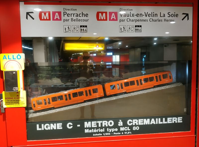 Model ozubnicového metra C v jeho dolní stanici Hotel de Ville ještì v pùvodním oranžovém nátìru. Tato linka byla zprovoznìna již v roce 1978 jako náhrada za pùvodní zubaèku. Poté byla již na povrchu prodloužena místo bývalé železnièní trati.