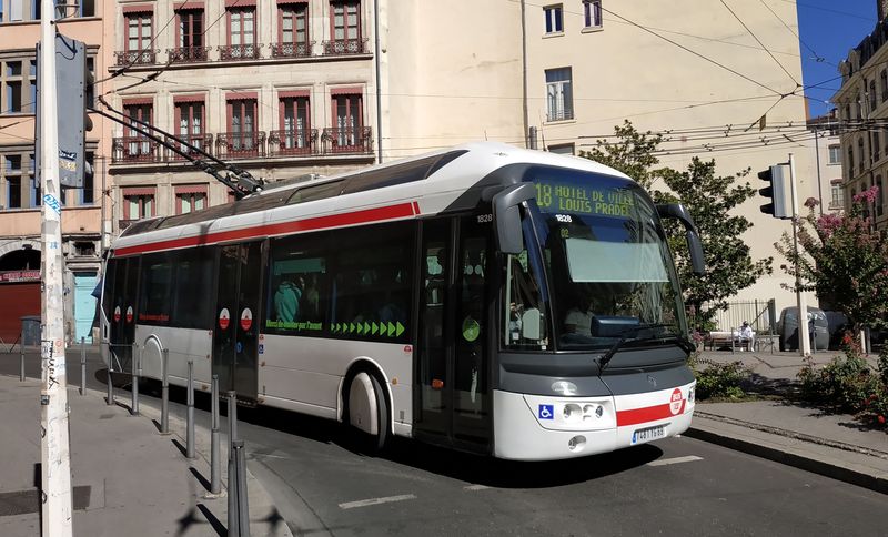 Trolejbusová linka C18 je pomìrnì krátká a zaèíná v historickém centru Lyonu u mstní radnice (Hotel de Ville) a vede nahoru do ètvrti Croix-Rousse. Sem míøí také linka C13 a okolo se motá rovnìž trolejbusová midilinka S6.