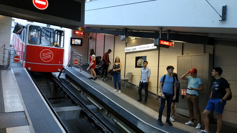 Krátká ale strmá lanovka pøijíždí z horní stanice Fouvriére do stanice Vieux Lyon, kde lze pøestoupit na metro i na druhou místní lanovku. Jezdí každých 5-10 minut.