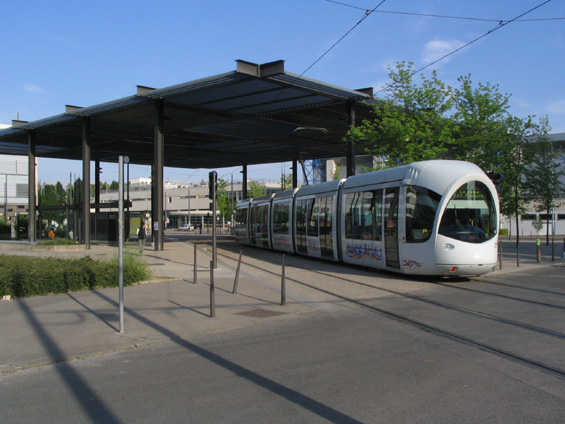 Velkoryse øešené zastøešení zastávky v univerzitním mìsteèku severnì od centra Lyonu. Zdejší studenty snad nemùže pro dopravu do centra napadnout nic jiného než tramvaj.
