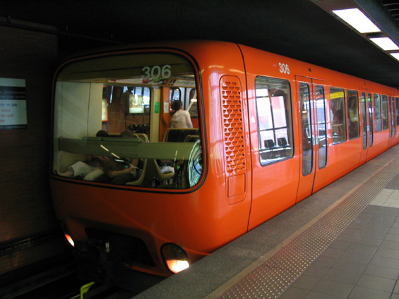 Automatické metro jezdí na zelené lince D. Dvouvozové soupravy jezdí celodennì v krátkém intervalu, což je nejvìtší pøínos automatického provozu. Personální náklady totiž odpadají.