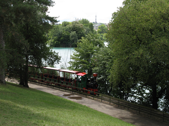 V parku "Zlatých hlav" severnì od centra Lyonu je v letním období v provozu také parková železnice pro dìti, která krouží kolem severovýchodního okraje parkového jezera.
