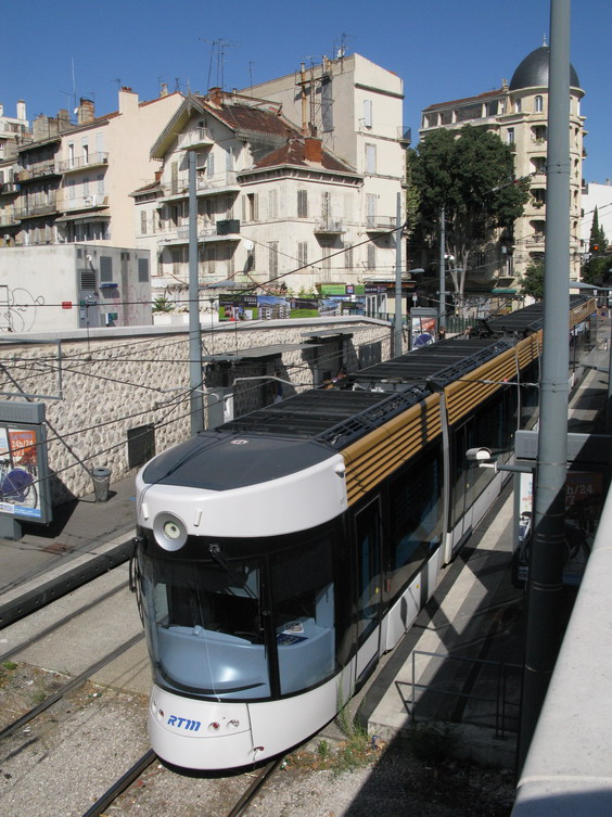 V roce 2007 byla vzkøíšena tramvajová doprava v podobì linek T1 a T2. K dispozici je 26 tramvají Bombardier s netradièním designem pøipomínajícím loï. Pùvodní délka souprav 33 metrù musela být podobnì jako v nedaleké Nice prodloužena pøidáním dalšího èlánku na 43 metrù.