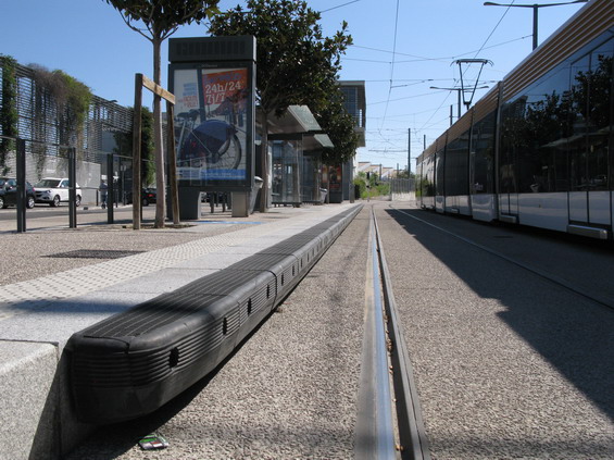 Detail nástupní hrany tramvajové zastávky, která umožòuje díky gumovým profilùm pohodlný nástup do tramvaje v jedné rovinì a prakticky bez mezery.