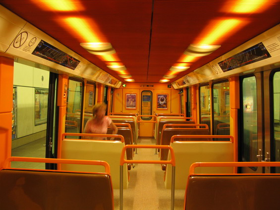 Interiér vozù metra nabízí mnoho míst k sezení, ale ponìkud málo informací, zejména elektronických. Špièkový interval na lince M1 jsou 4 minuty, na lince M2 pak 3,5 minuty.