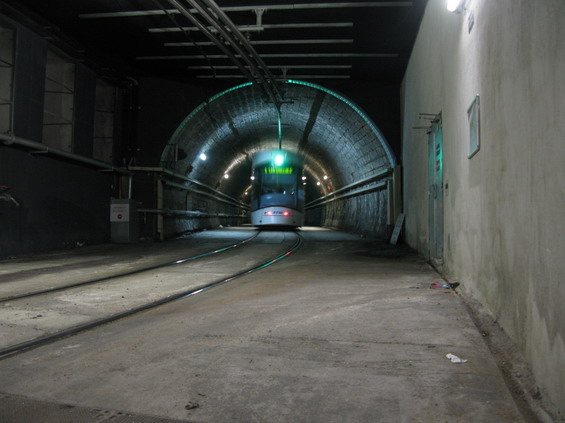 Krátký podzemní úsek tramvajové linky T1 do koneèné zastávky Noailles využívá pùvodního tramvajového tunelu, kterým jezdila poslední a po dlouhá léta jediná tramvajová linka z pùvodní sítì pod èíslem 68.