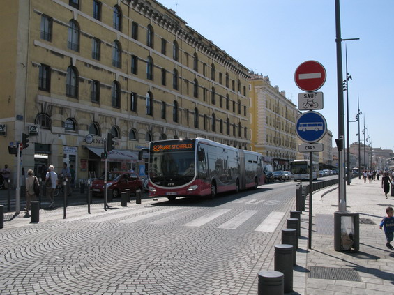 Nový kloubový autobus jede po vyhrazeném pruhu v centru mìsta do starého pøístavu. Tyto Mercedesy Citaro jsou po dlouhé dobì prvními kloubovými vozy v Marseille a jsou tu oznaèeny jako TGB ("velmi velký autobus"). Rùžová barva slouží pro odlišení od ostatních autobusù - tyto vozy budou jezdit v nových koridorech pøipomínajících BRT. První vznikne v trase linky 26 vedoucí na sever (rok 2014) a druhý v trase dnešní linky 21 vedoucí na jih (rok 2015). Na lince 21, která má v ranní špièce interval 4 minuty, jezdí tyto vozy již dnes. Chybí ale ještì dodìlat stavební úpravy pro vyšší spolehlivost linky. Nové klouby dnes jezdí pøes starý pøístav také na svazku linek 82/82, který má v souhrnu interval 15 minut.
