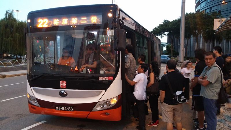 V Macau, stejně jako v Hong Kongu se oproti zbytku Číny jezdí vlevo. Bývalá portugalská kolonie přešla pod správu Číny v roce 1999. MHD v Macau zajišťují celkem 3 dopravci. Jedním z nich je TCM s oranžovými autobusy převážně čínské provenience, které jezdí na 15 linkách. Většina linek má poměrně krátké intervaly, které jsou uváděny v zastávkových jízdních řádech včetně časů prvních a posledních odjezdů ze zastávky.