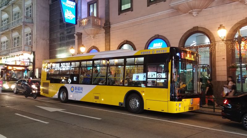 Dalším dopravcem v Macau je Transmac, který naposledy obnovil vozový park těmito velmi prosklenými nízkopodlažními autobusy. Do všech autobusů se nastupuje předními dveřmi a platí se buď v hotovosti nebo čipovou kartou. Místní měna je kurzově totožná s hongkongskými dolary, takže lze bez problémů platit i jimi. Dopravce Transmac 22 linek, většinu vozového parku tvoří britské autobusy Denis a čínské vozy Higer.