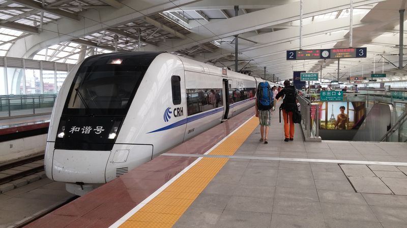 Příměstský rychlovlak, který začíná ve stanici Zhuhai a vede do osmimilionové megalopole Guangzhou. Vlaky odtud jezdí každých 30 minut a svézt se můžete tímto typem rychlovaku CRH1A, který umí jet až 250 km/h, jedná se o nejpomalejší rychlovlak v Číně. Čínské vysokorychlostní vlaky spojuje značka CRH, odnož čínských státních železnic.