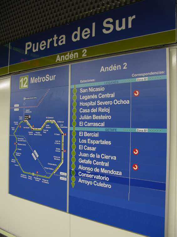 Pøi návštìvì Madridu neváhejte navštívit okružní linku metra 12, ležící daleko za mìstem a spojující novì vybudovaná pøedmìstí na poušti. I když vede trasa pomìrnì dlouhými neobydlenými úseky, je celá pod zemí.