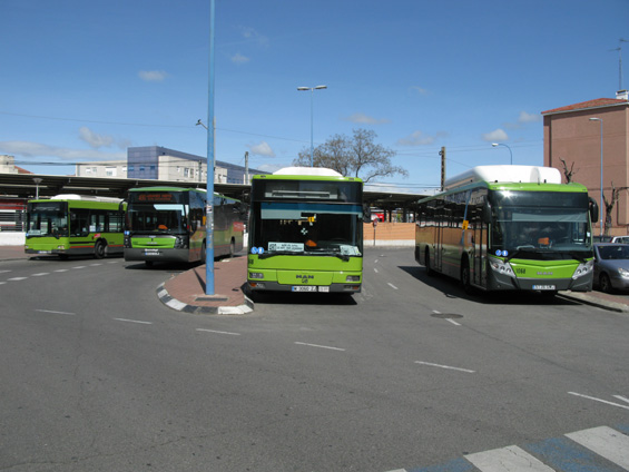 Pøímìstské autobusy navazují na okružní metro 12 a pøímìstskou železnici v mìsteèku Leganés. Všechny autobusy v systému mají jednotná pravidla pro barevný nátìr - mìstské autobusy v Madridu jsou novì modré, všechny pøímìstské autobusy jsou zelené bez ohledu na dopravce.