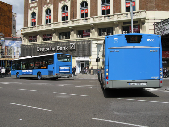 Nové i zánovní autobusy Irisbus v centru mìsta. Díky svižné obnovì vozového parku je již vìtšina mìstských autobusù v modré barvì (pùvodní mìstské autobusy byly èervené).