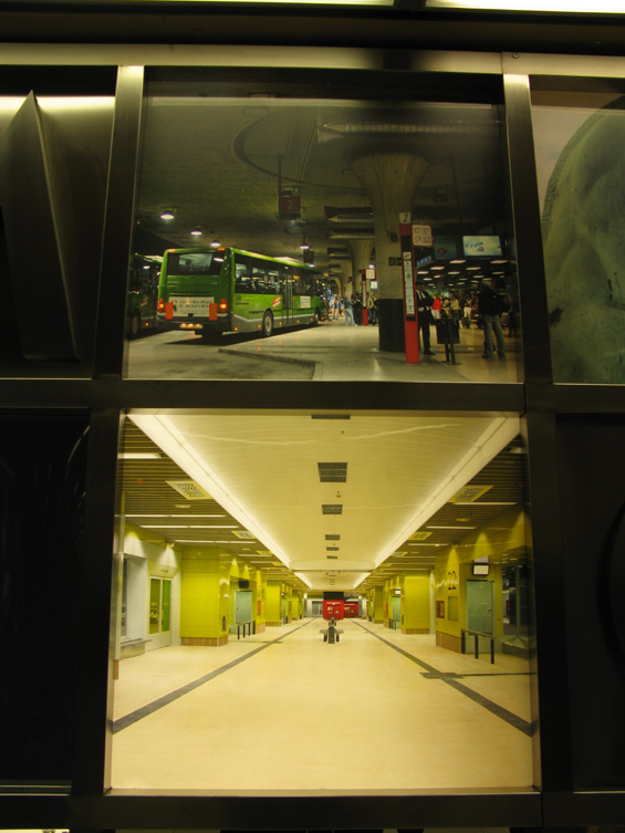 Názorná ukázka pøestavby podzemního autobusového pøestupního terminálu (Intercambiador) Moncloa. Pùvodnì se autobusy dìlily o nepøíliš dobøe vìtraný prostor s cestujícími, nyní jsou èekárny oddìleny od nástupiš� a cestující už v podzemí nedýchají zplodiny z autobusù.
