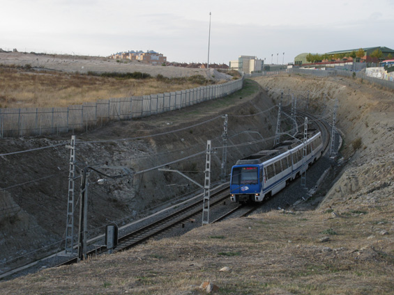 Mimomìstský úsek linky 9 do Argandy využívá bývalé železnièní trati, proto je také jako jeden z mála veden po povrchu. Zde v pouštním záøezu u stanice Rivas Futura.