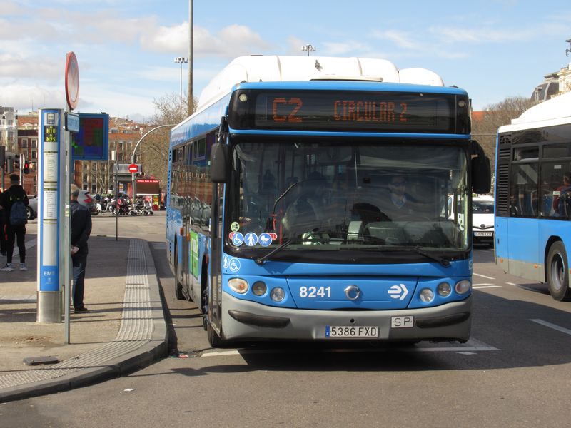 Jeden z nejstarších autobusù Irisbus Castrosua z roku 2006 se španìlskou karoserií na okružní lince C2. V protismìru jezdí okružní linka C1. Linka doplòuje okružní metro a je vedena po hlavních madridských bulvárech.