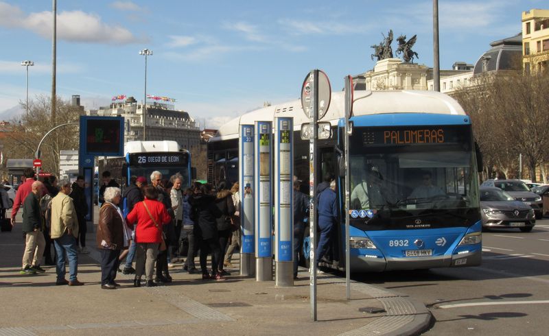 Rušná autobusová zastávka u hlavního nádraží Atocha. Každá linka tu má svùj oznaèník i frontu – do všech mìstských autobusù se totiž nastupuje pouze pøedními dveømi. Všechny mìstské autobusy jsou modré a provozuje je mìstský dopravce EMT. Nízkopodlažnost je tu standardem už od roku 2007.