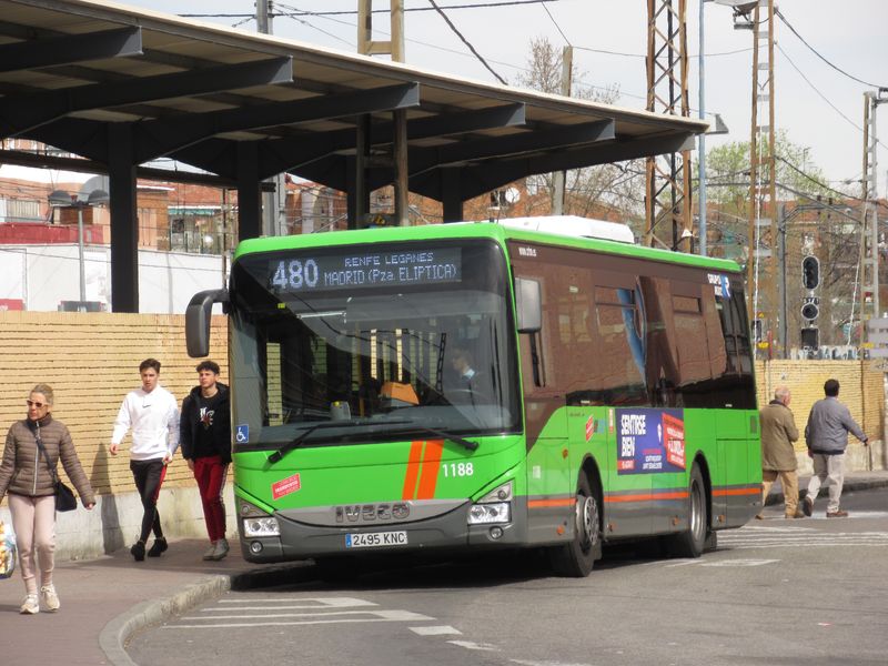 Všechny pøímìstské autobusy zahrnuté v systému CRTM jsou zelené bez ohledu na dopravce. Zelené autobusy mnohdy obsluhují rozlehlé a pomìrnì hustì osídlené oblasti okolo vlastního Madridu. Potkáte tu také èeské autobusy Crossway LE.
