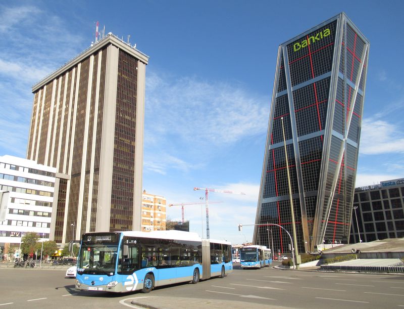 Jedna z mála autobusových linek s provozem kloubových vozidel má èíslo 27 a vyjíždí z povrchového terminálu Plaza de Castilla, kterému vévodí tyto šikmé vìže. Linka 27 pokraèuje na jih po místní severojižní magistrále Passeo Castellana, témìø výhradnì v samostatných jízdních pruzích. Tato kloubová Citara byla dodána v poètu cca 50 kusù.