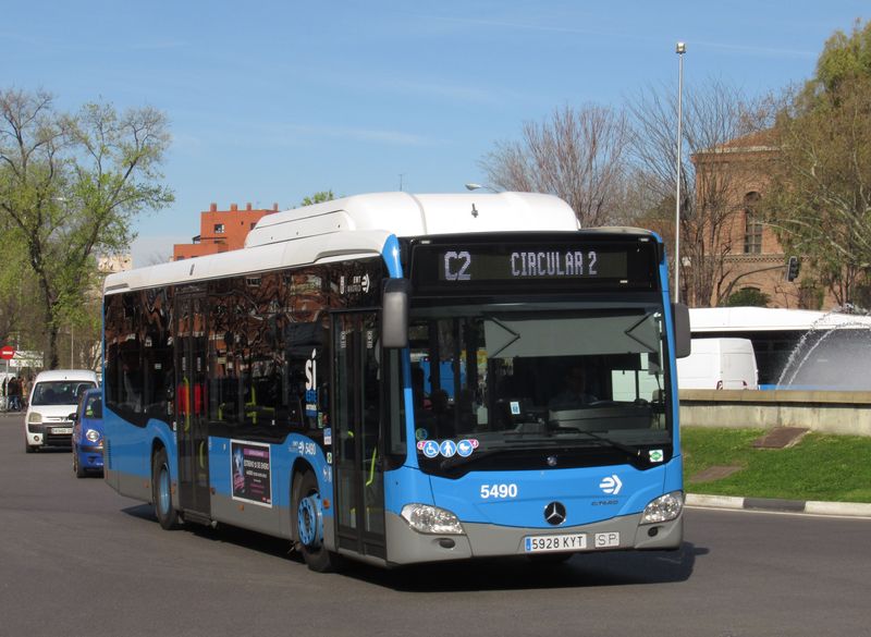 Nové plynové Citaro na okružní lince C2. Mercedes-Benz v poslední dobì do Madridu dodal a ještì dodává cca 700 autobusù poslední generace vèetnì kloubových. Do roku 2027 mají být 2/3 autobusù MHD pohánìny plynem.