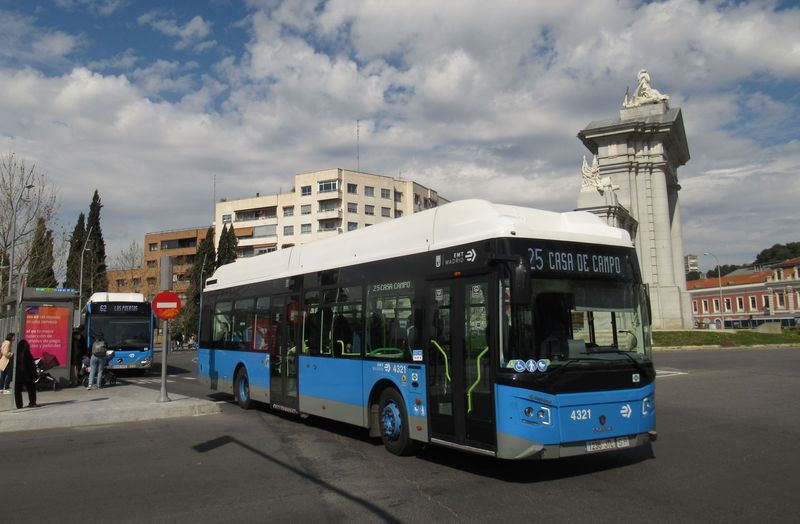 Další plynový autobus Scania s karoserií Castrosua projíždí kruhovou køižovatkou pod nádražím Principe Pío, kde se potkává metro, vlaky, mìstské i dálkové autobusy. Tìchto autobusù bylo v posledních letech poøízeno cca 300.