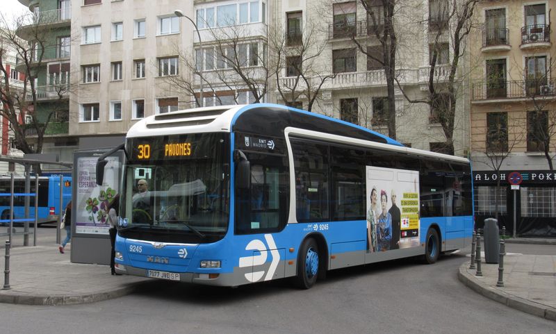 Elegantní hybridní MAN na koneèné autobusové linky 30 v centru Madridu. Madridský EMT poøídil hybridní autobusy kromì MANu také od Iveca (Urbanway).