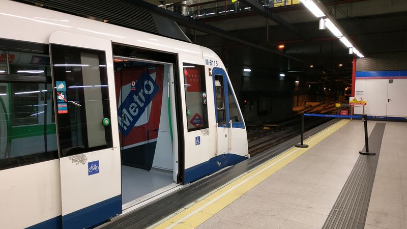Letištní linka metra è. 8 konèí na okraji centra ve stanici Nuevos Ministerios, kde navazuje na okružní linku è. 6. Na této expresní letištní lince jezdí tøívozové soupravy øady 8000 z poèátku 21. století.