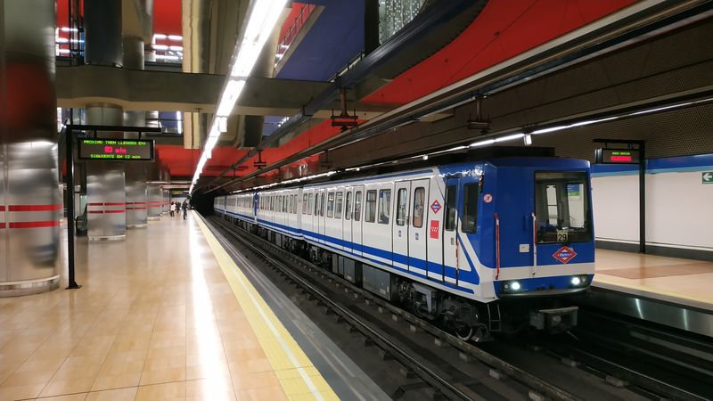 Starý úzký vlak metra na lince 1 v impozantní pøestupní stanici Chamartín, kde se køižují dvì linky metra, a nad stanicí najdete jedno z nejvìtších vlakových nádraží. Hluboká stanice má prùhled až do horních pater tìsnì pod povrchem.