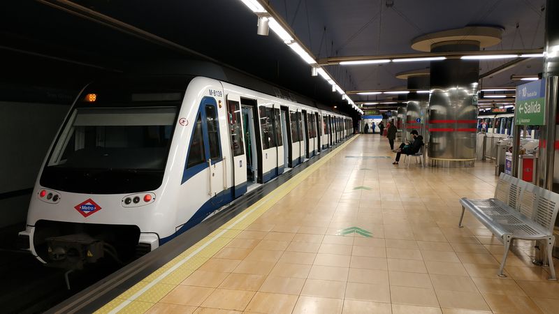 V severním koncovém úseku linky metra 10 jezdí kratší soupravy než v jeho centrální èásti. Proto je potøeba ve stanici Tres Olivos pøestoupit.